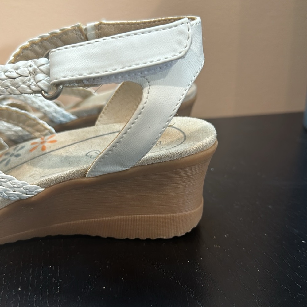 EUC LIKE NEW Baretraps white braided wedge sandals sz 6.5 toe 3/4” heel 2” wedge - Picture 3 of 7